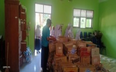 MTs Negeri 5 Sragen Bagikan 150 Paket Sembako  kepada Siswa Terdampak Pandemi Corona
